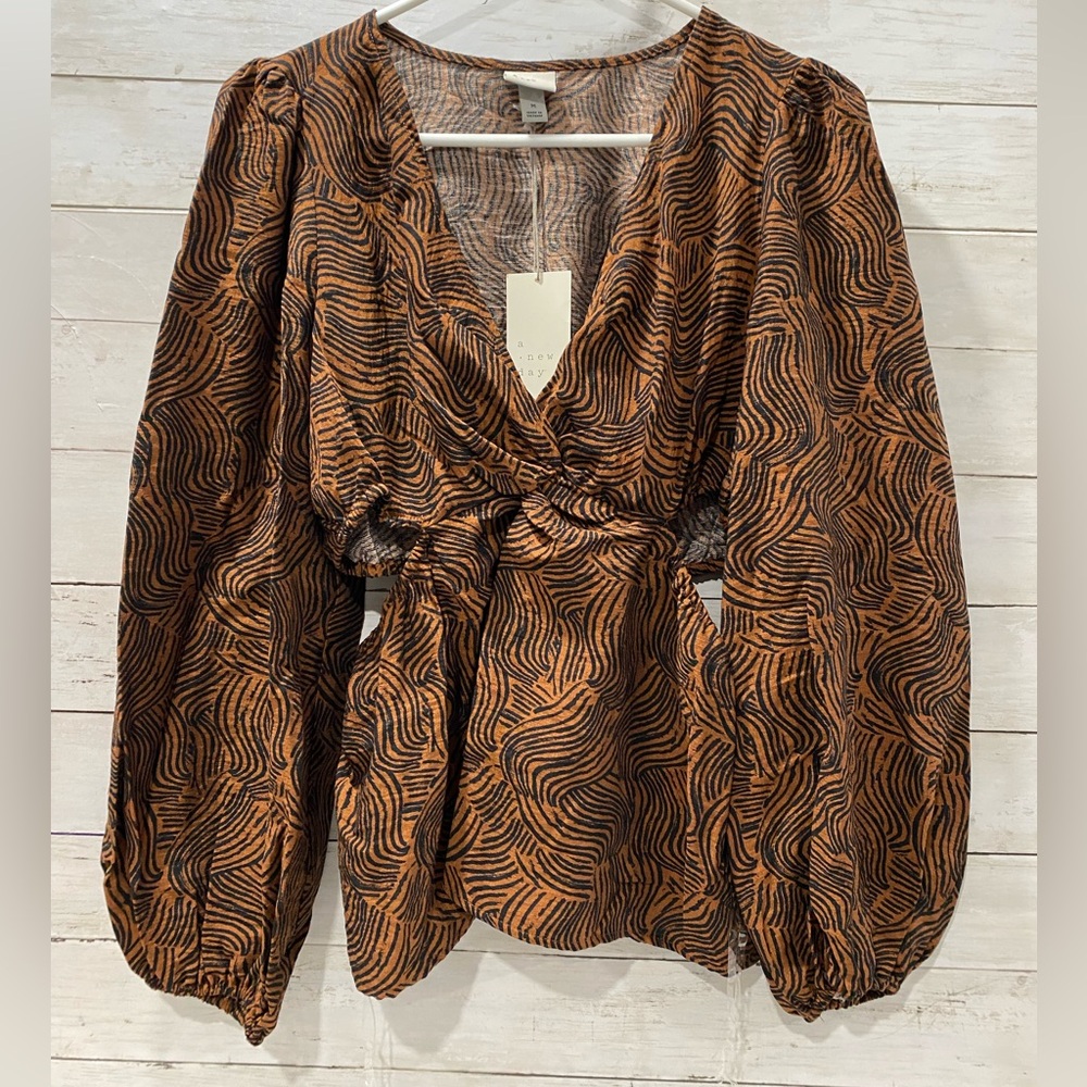 A New Day Balloon Sleeve Twist Front Side Cut Out Top Sz Medium Brown Black NWT
